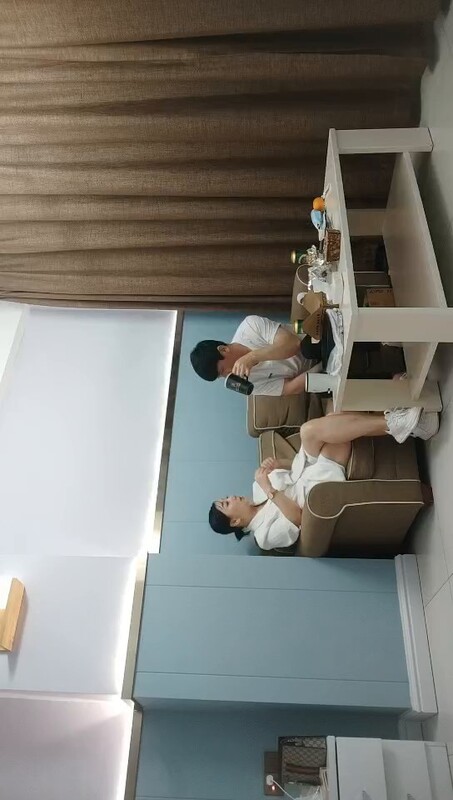 网聊诱骗良家人妻赴约，白衣御姐无毛嫩穴，扒开翘臀后入猛操！